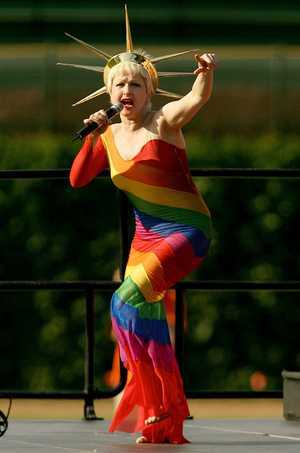 M�SICA: Cyndi Lauper arrasa com Presidente Bush